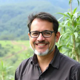 Célio Silveira lidera pesquisas em Luziânia e no Entorno